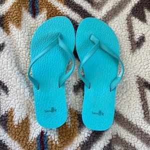 Aqua size 7 sanuk flip flops